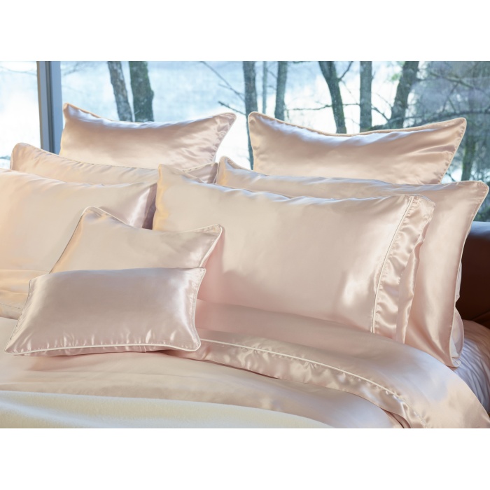 Lapa-interior-design_Maria-silk-pillow-case-Lifestyle-Pink