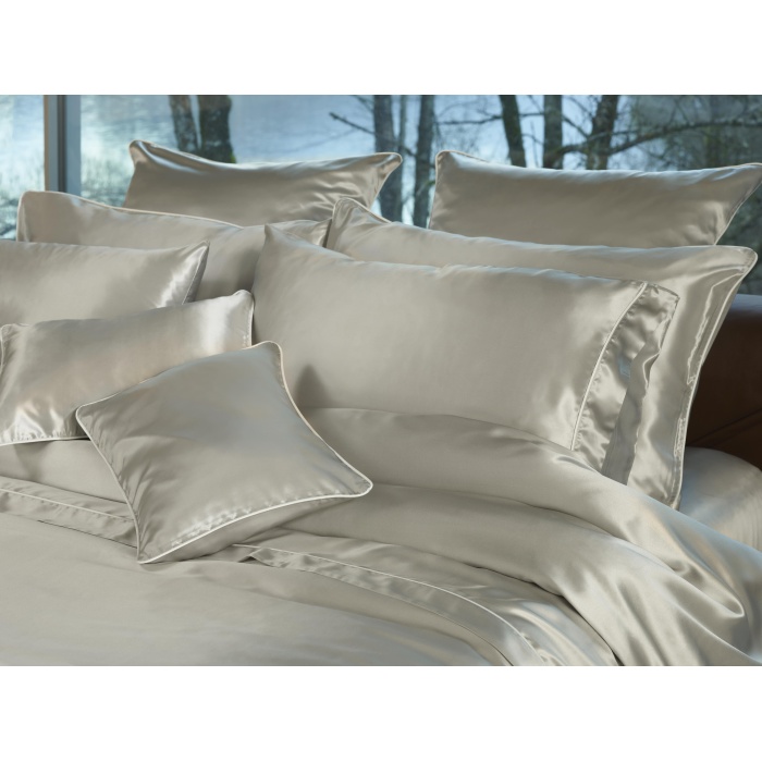 Lapa-interior-design_Maria-silk-pillow-case-Lifestyle-Silver