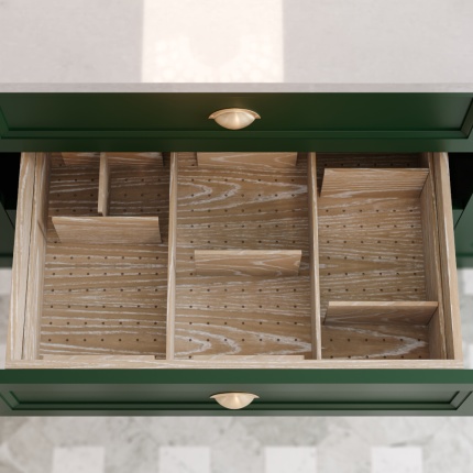 Directoire Kitchen da Lapa Interior Design – Cozinha clássica com acabamento em madeira laqueada e mármore refinado.