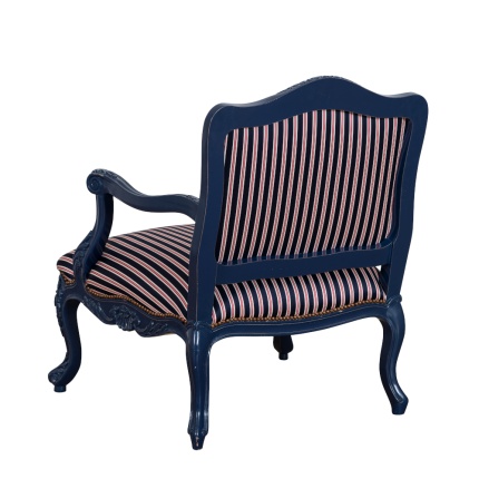 Viena Armchair by Lapa Interior Design – upholstered chair with curved back and wooden legs